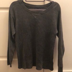 A long sleeve crew sweater.(AEO)